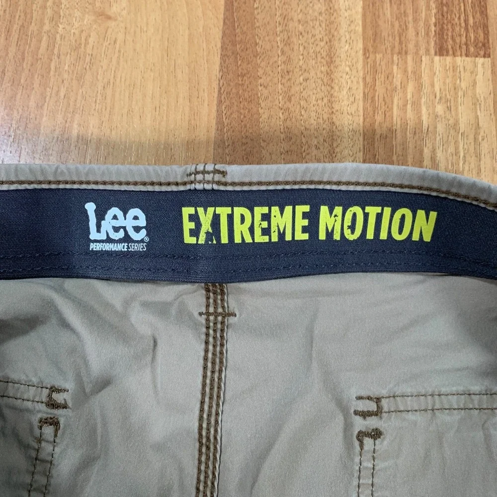 Lee Extreme Motion Cargo Shorts Mens Size 42x10 Khaki Flex Waist Stretch